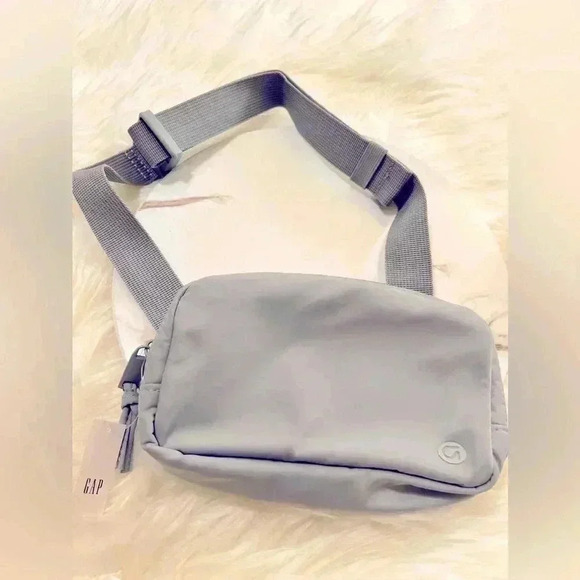 GapFit 100% Recycled Belt Bag/ Crossbody/ FannyPack - Picture 1 of 4